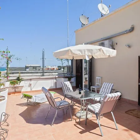 La Bella Vista Sea View Terrace Flat 公寓
